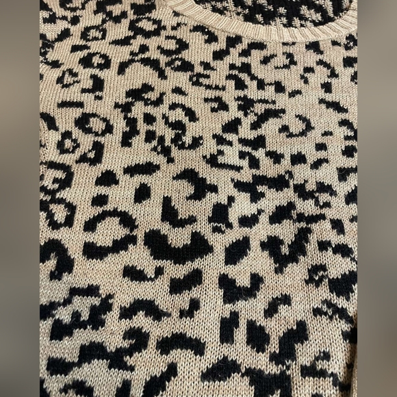 Long-Sleeve Leopard Cheetah Print Acrylic Crew-Neck Sweatshirt - Picture 5 of 7